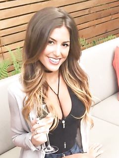 Angela studentessa molto secchiona cerca super pennelli