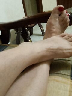 In perizoma  e unghie smaltate