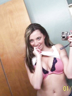 Bella topa tettona si autofotografa nuda