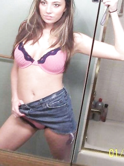 Bella topa tettona si autofotografa nuda