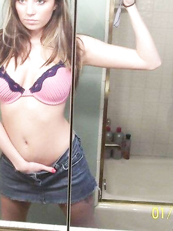 Bella topa tettona si autofotografa nuda