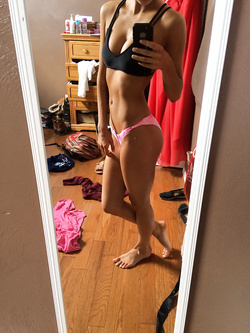 Autoscatti amatoriali sexy di una 18 enne