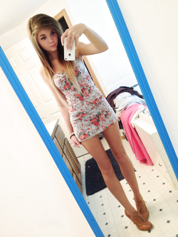 Autoscatti hot di una 19enne in lingerie