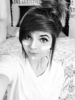 Autoscatti hot di una 19enne in lingerie