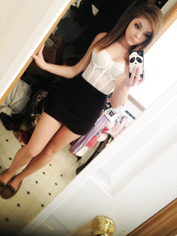 Autoscatti hot di una 19enne in lingerie