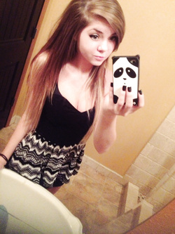 Autoscatti hot di una 19enne in lingerie