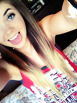 Autoscatti hot di una 19enne in lingerie