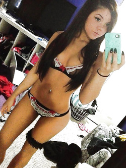 Autoscatti hot di una 19enne in lingerie