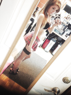 Autoscatti hot di una 19enne in lingerie