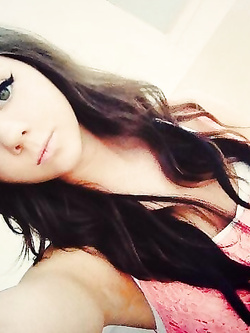 Autoscatti hot di una 19enne in lingerie