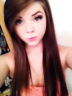 Autoscatti hot di una 19enne in lingerie