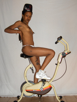 Ramona si presenta in varie pose sexi sulla Cyclet