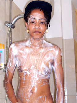 Ramona 2 giovane ragazza sudamericana in doccia