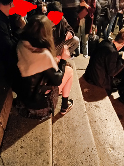 Ragazza carina minigonna vans calze