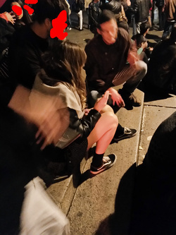 Ragazza carina minigonna vans calze