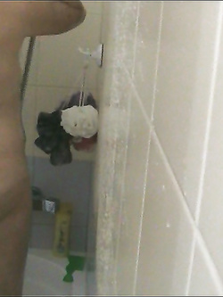 Anna puttanella in doccia