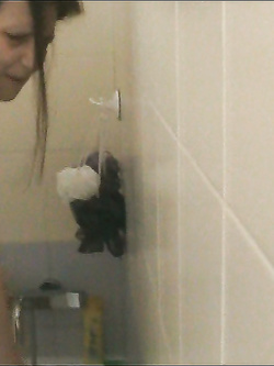 Anna puttanella in doccia 2