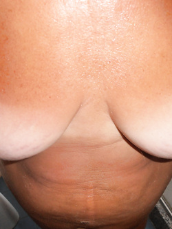 ANNA  tette e piedi
