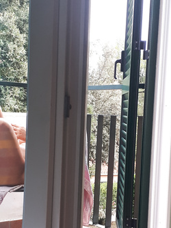 Moglie porca sul balcone