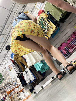 Al supermercato sotto la gona