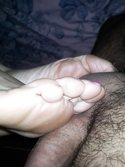 Lo sega e lo scappella con i piedi