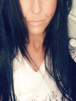 Una donna sposata arrapata ha bisogno di un grosso cazzo