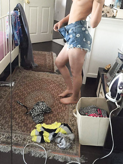 Giovane ragazza esibizionista