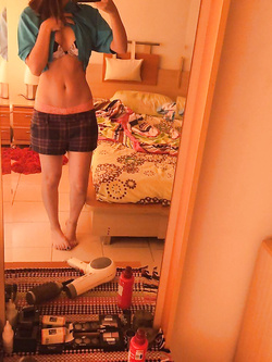 Giovane ragazza esibizionista