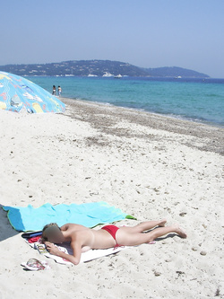 Bella moglie al mare esibizionista e poi prende il cazzo