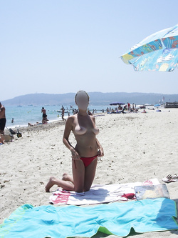 Bella moglie al mare esibizionista e poi prende il cazzo