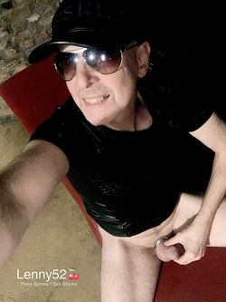 Lenny52 in un servizio fotografico nel suo sex club