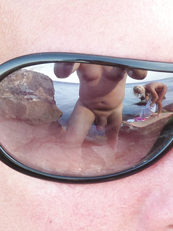 Con due ragazze in riva al mare