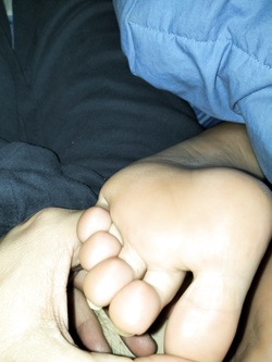 Piedini sul cazzo e footjob