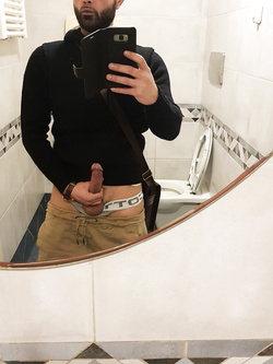 Col cazzo in mano