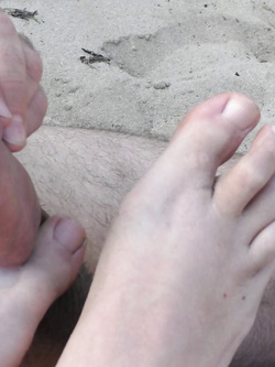 Sborro sui piedi di mia moglie