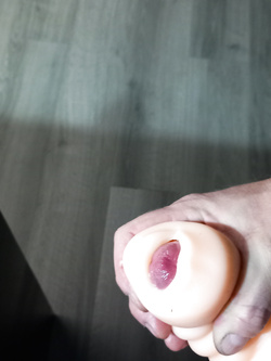 Mi sego con una finta vagina