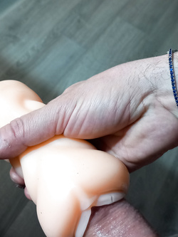 Mi sego con una finta vagina