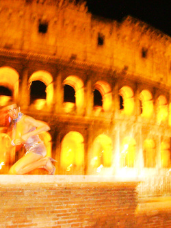 donna serissima cerca te guarda foto