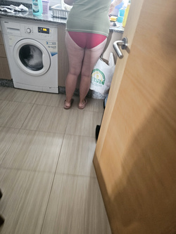 La mia troia va in giro in mutande rosse