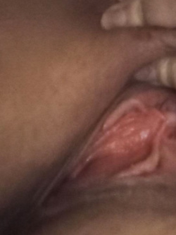 La troia si fa i selfie nuda per il collega