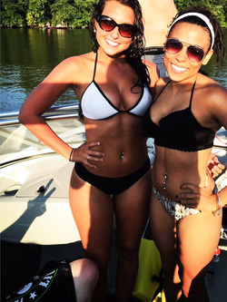 Quello ragazza sembra così dannatamente carina