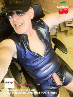 Il capo si comporta come una puttana, una troia...