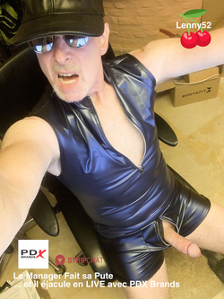 Il capo si comporta come una puttana, una troia...