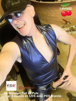 Il capo si comporta come una puttana, una troia...