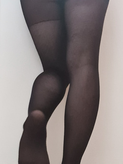 Foto dei miei piedi e gambe con calze nere