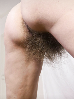 Una bella porca si mostra nuda