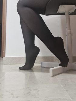 Culo e piedi sexy in calze nere