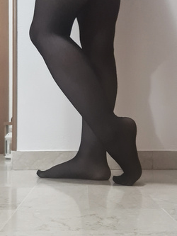 Culo e piedi sexy in calze nere