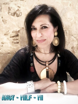 angy - esibizionista matura di milano