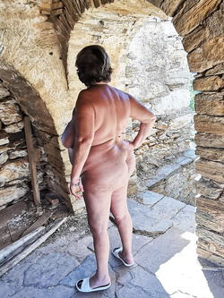 Io e Agata in un vecchio monastero